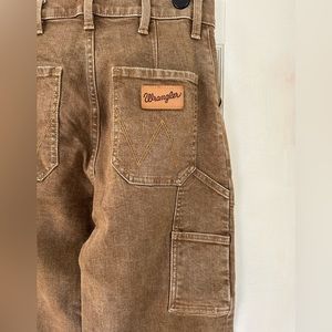 Brand new, snatched, high waisted stretchy wranglers. Size 27.